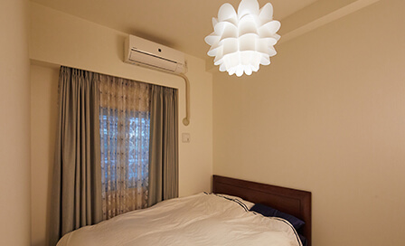 家の中の照明は白でまとめている。寝室のこの照明は松ぼっくりを思わせるデザインが空間のアクセントに。