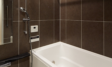 シックなタイルが落ち着いた雰囲気の浴室にはミストサウナも設置。シャワーヘッドのボタンでお湯の吐水止水操作が簡単にできるので、節湯効果も。