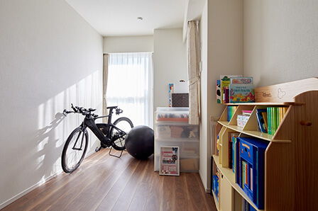 息子さんの絵本やおもちゃを置いている洋室。トライアスロンが趣味の翔平さんの、大切な自転車もここに。