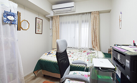 智恵子さんの寝室は、趣味歴40年のパッチワークキルトの小物が随所に飾られて、楽しい雰囲気を演出。ベッドカバーはコンテストで大賞を受賞した力作だ。