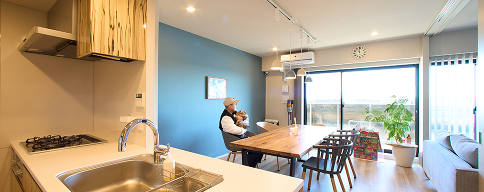 憧れの“眺めのいい家”。大好きなものを厳選したこだわりの室内は居心地の良さも抜群。