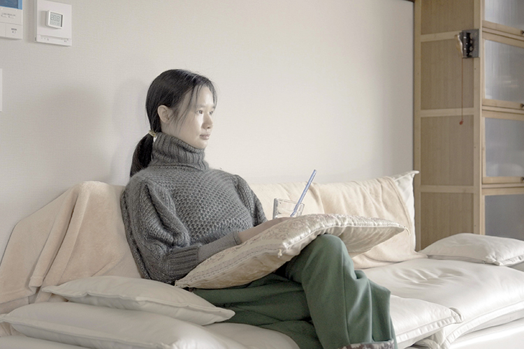 スマートホームを導入した快適な室内で新しいライフスタイルを楽しむ土井さん