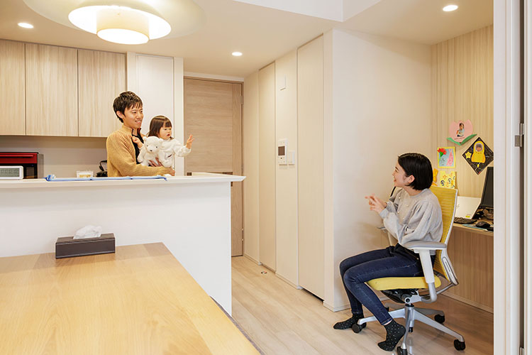 テレワークスペースで家族と会話を楽しむ麻衣さん
