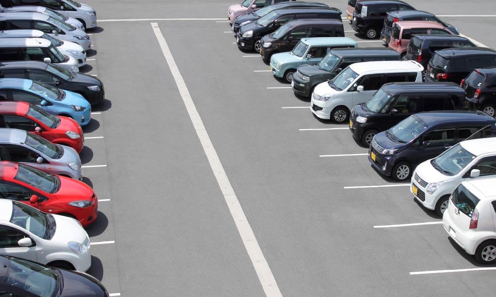 駐車場に車が多数駐車している