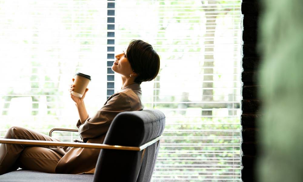 ソファに座りコーヒーを片手に寛いでいる