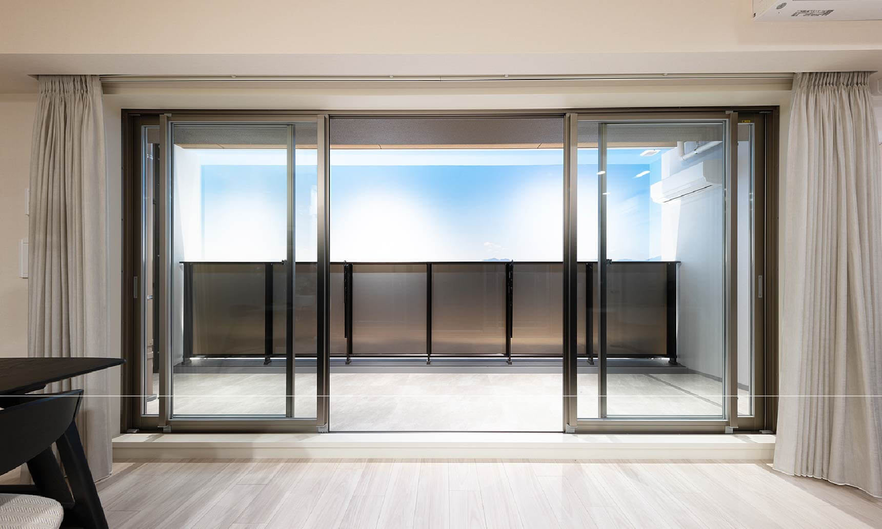 センターオープンサッシ