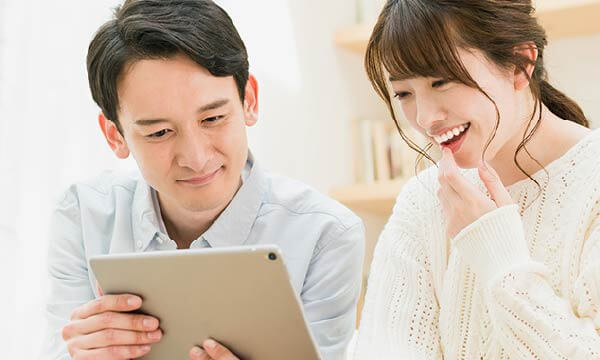 タブレットでコンセプトムービーを視聴している男女