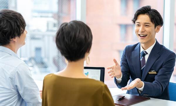 夫婦にプロジェクトの説明をしている男性