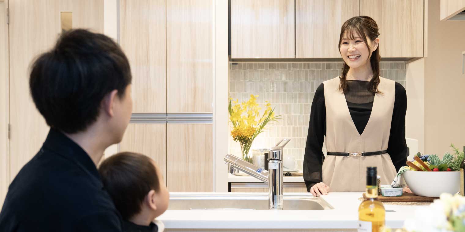赤ちゃんを抱いている夫婦