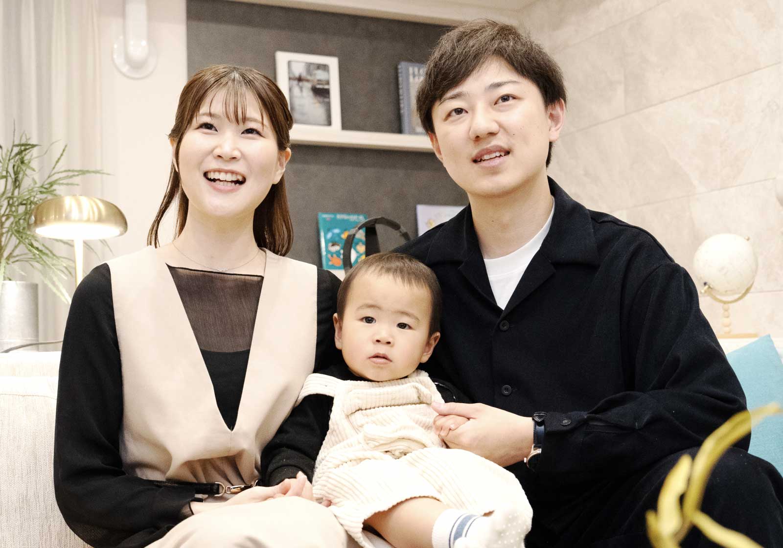 赤ちゃんを抱いている夫婦