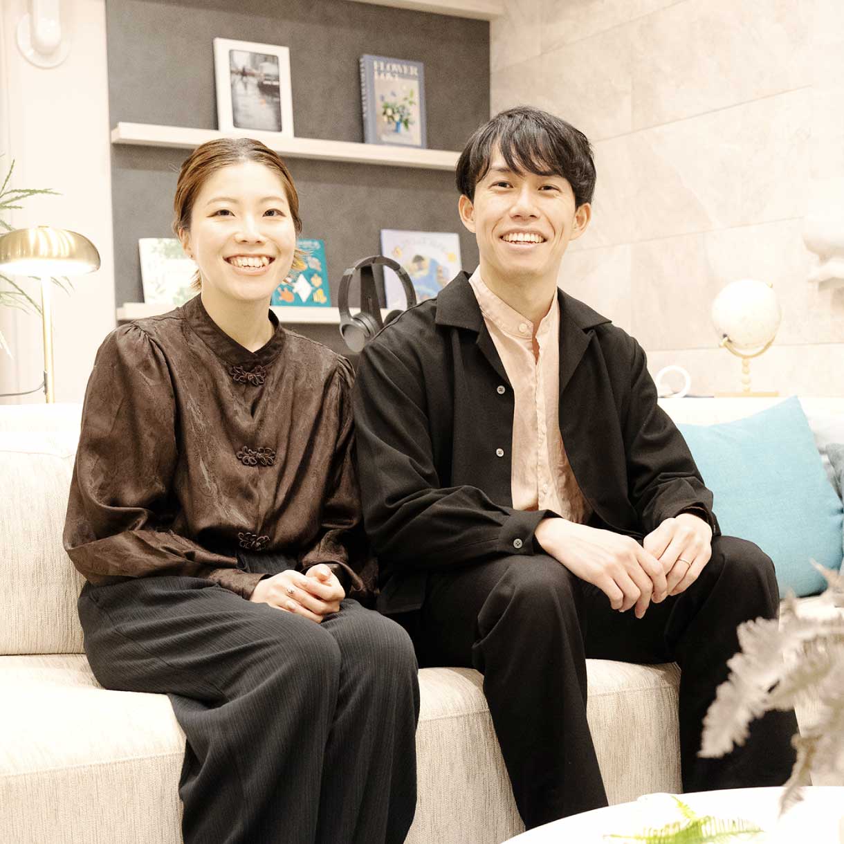 赤ちゃんを抱いている夫婦