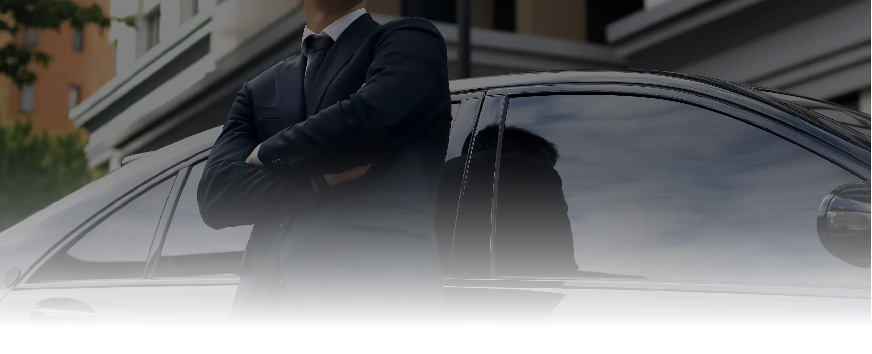 スーツ姿の男性と愛車