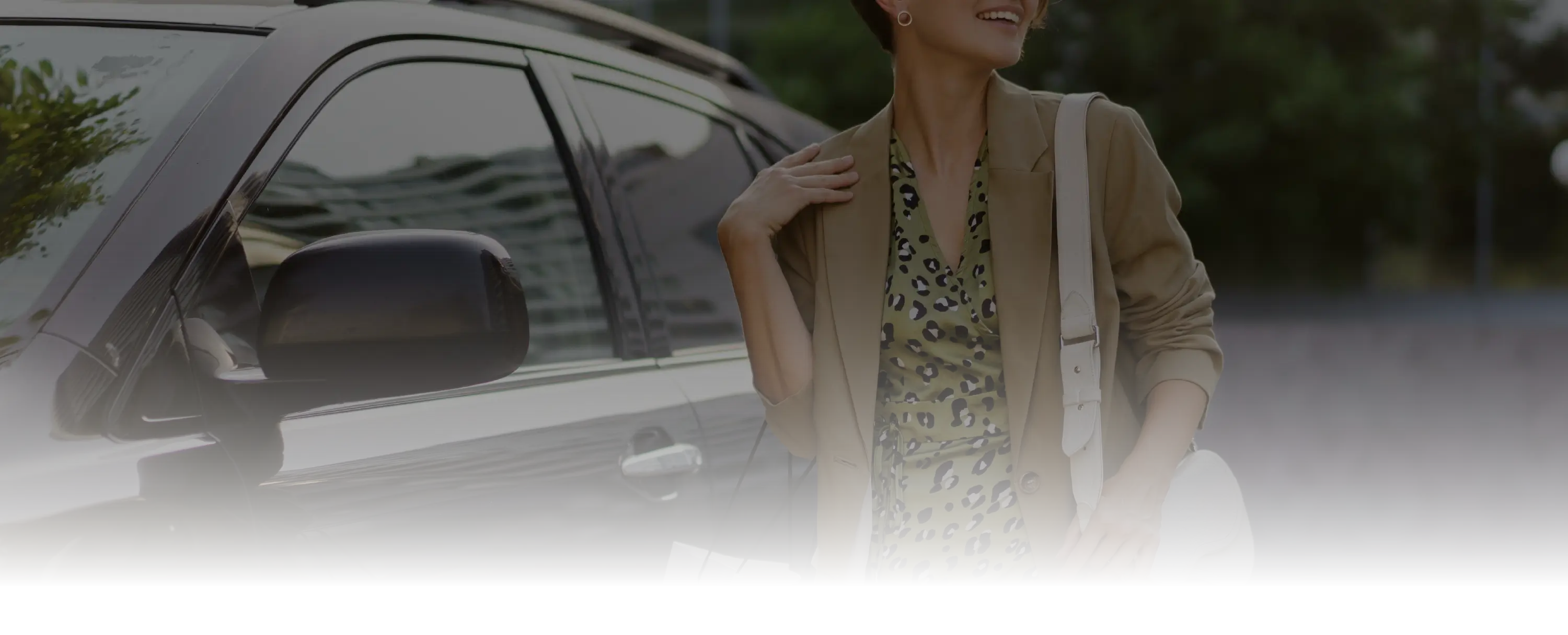 愛車の傍らに立つ女性