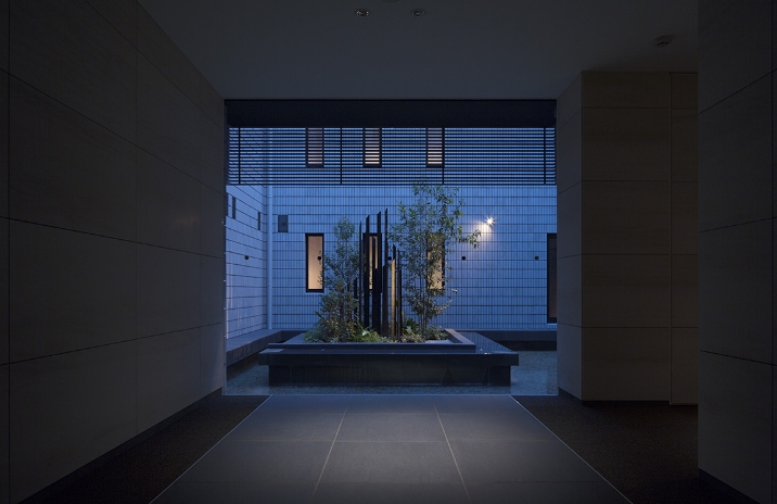 夜間にはライトアップされ、幻想的な表情を楽しめる。