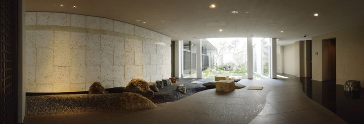 エントランスを流れる小川は光庭へと連なり、上質な空間を演出