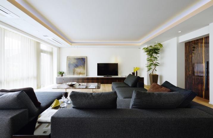 ビルトイン型エアコンと、折り上げ天井に設えた間接照明が、空間に広がりと落ち着きをもたらす。