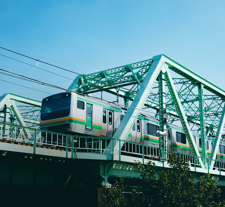 電車が走っている写真