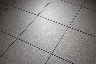 床：磁器質タイル