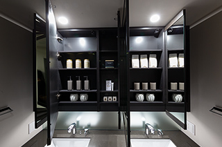 上下框付き下部照明付き三面鏡裏収納