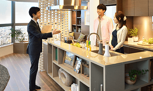 モデルルームでの説明写真