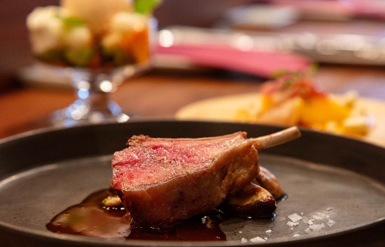 Mon Petit Cochon Rose 料理イメージ（骨付きステーキ）