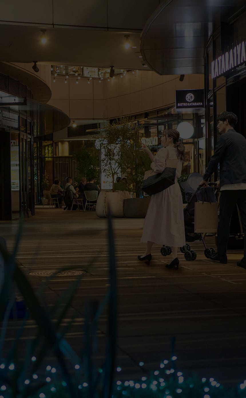 U_PLACE_1階（約60ｍ／徒歩1分）※2024年11月撮影写真に人物を合成