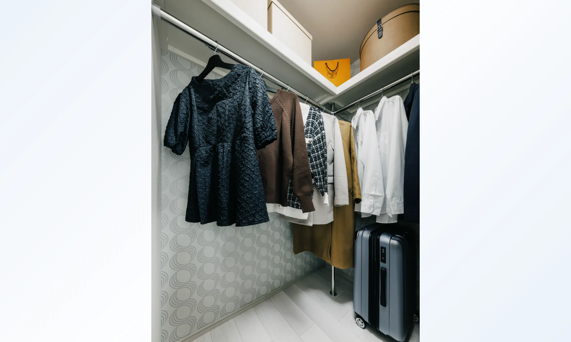 WALK IN CLOSET