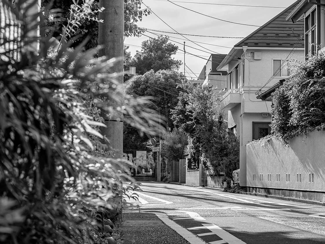 現地周辺の街並み（徒歩6分/約410m）