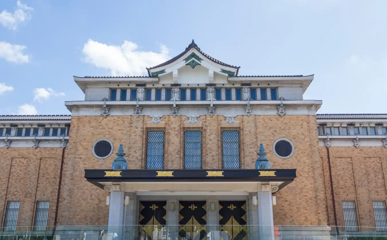 京セラ美術館（京都市営地下鉄「東山」駅より約550m／徒歩7分）