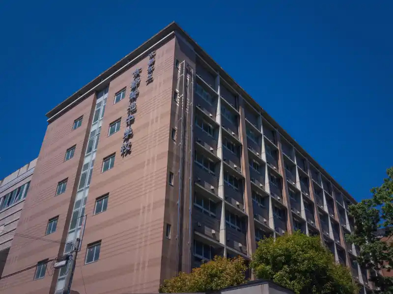 京都市立御池中学校（徒歩9分／約700m）
