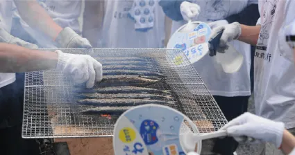 網で焼かれるさんまの様子