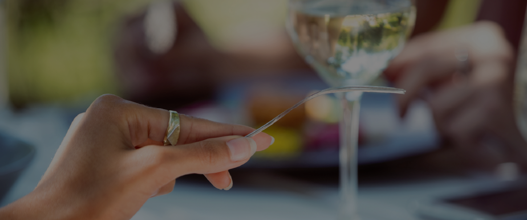 食事を楽しむ人の様子