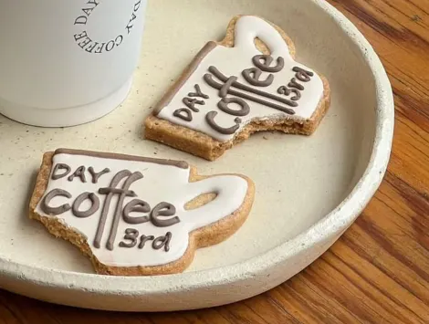 DAY COFFEE コーヒカップとクッキーの写真