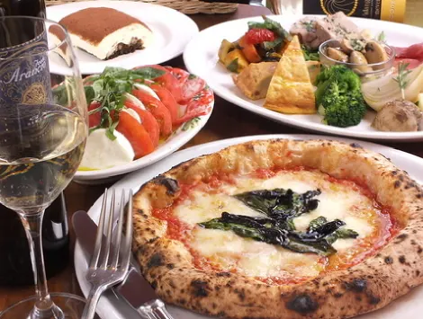 Vento e mare ピザやカプレーゼなどの料理の写真