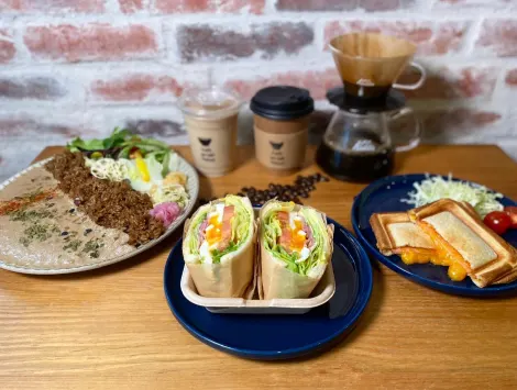 Café au lait Tokyo コーヒーや料理が並んだ写真