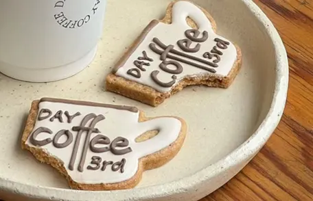 DAY COFFEE コーヒカップとクッキーの写真