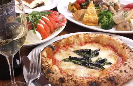 Vento e mare ピザやカプレーゼなどの料理の写真