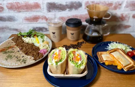 Café au lait Tokyo コーヒーや料理が並んだ写真