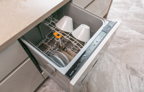 軽くセンサーに触れるだけで開く「タッチオープン食器洗い乾燥機」