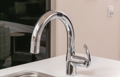手をかざすだけで使える「浄水器一体型タッチレス混合栓」