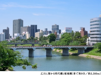 乙川に架かる明代橋と桜城橋