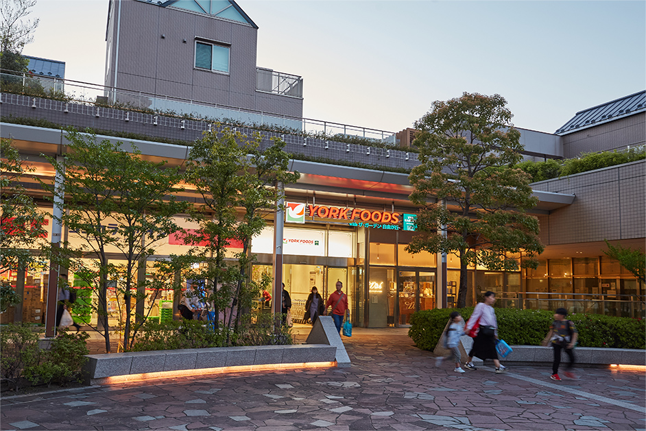 ヨークフーズ with ザ・ガーデン自由が丘 新宿富久店（徒歩1分／約60m）