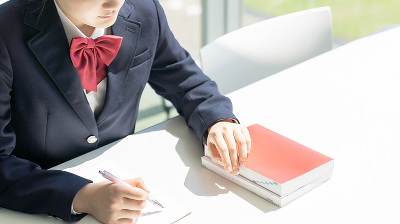 勉強をしている学生