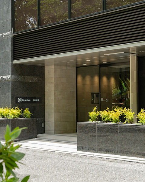 街並みと調和するエントランス