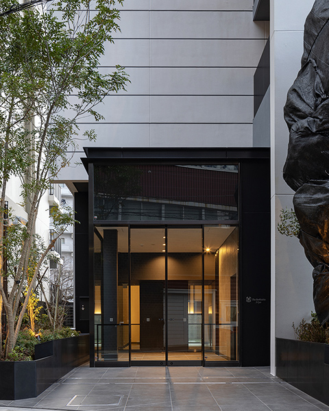 洗練されたデザインのエントランス