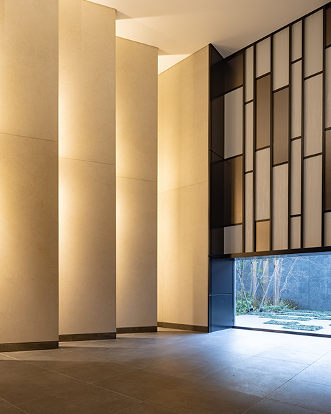 光の演出が美しい吹き抜けのエントランスホール