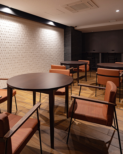 テレワークに便利な落ち着きのある共用ラウンジ