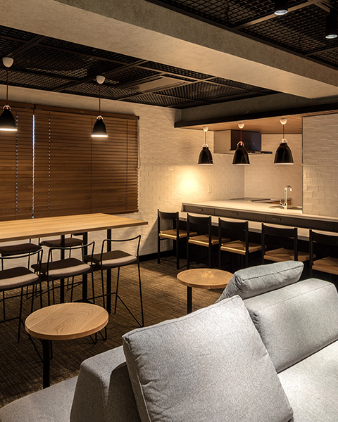 飲食可能な共用ラウンジ