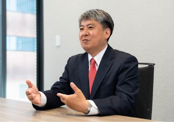 岡本 郁雄氏のインタビューの様子
