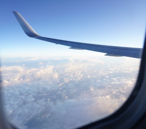 飛行機の窓から見た雲海